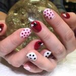 polka dot fingernail paint job