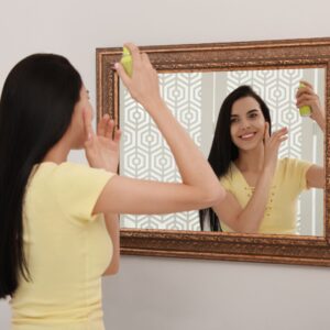 Applying dry shampoo